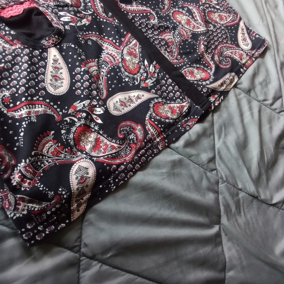 Women's Black Robe Paisley Red & White Pattern Brother's Stretchy V Neck Size XL - Picture 12 of 14